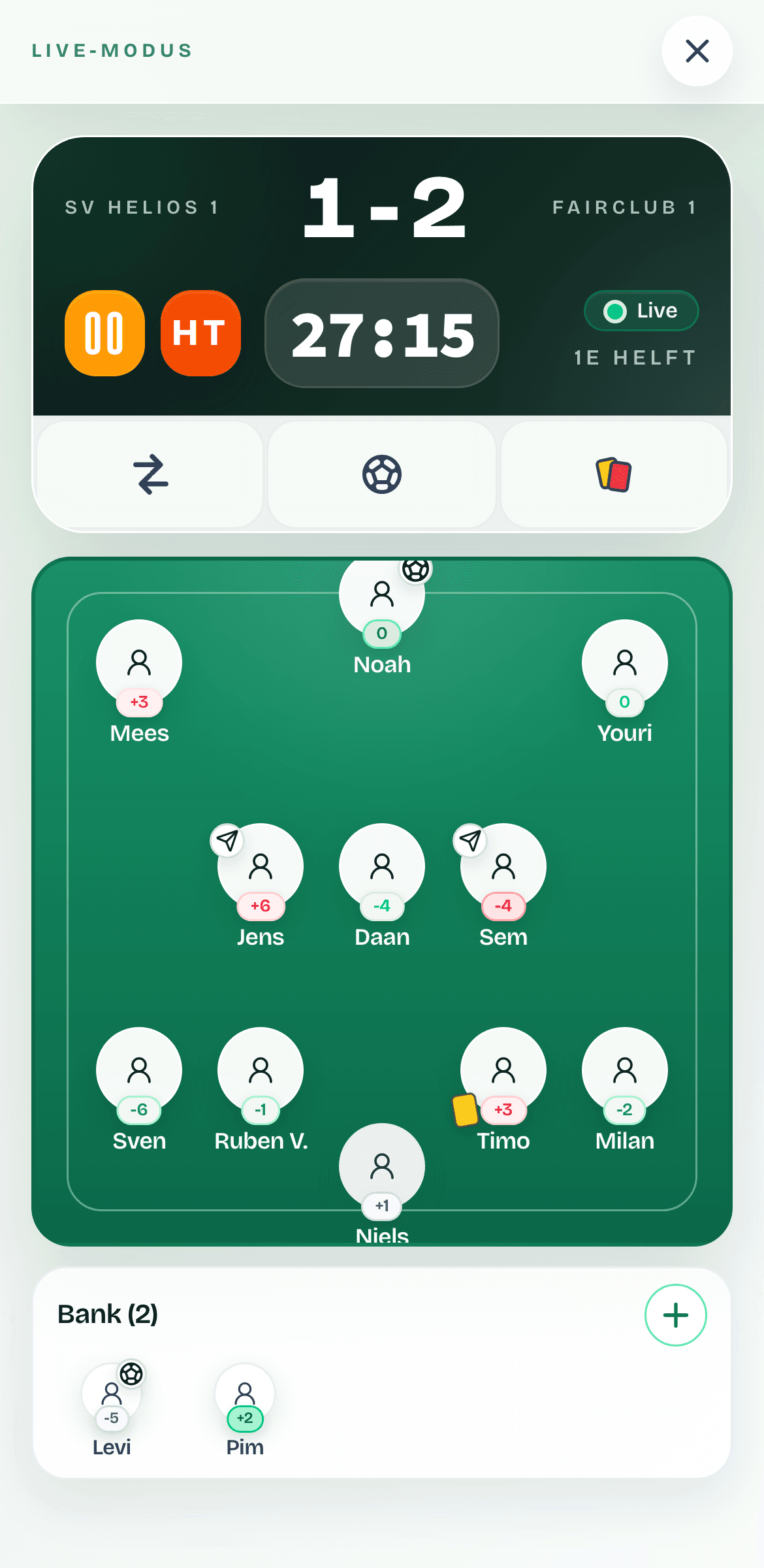 Mobiele live-modus met veld, bank, score, minuut 27:15 en eerste helft.
